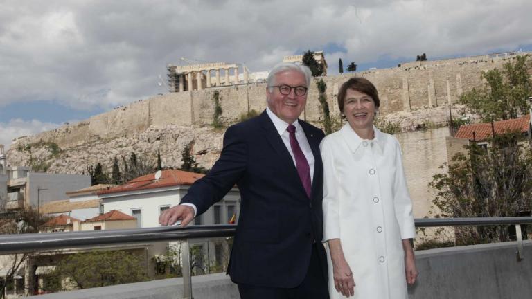 Ο πρόεδρος Σταϊνμάιερ με τη σύζυγό του στο Μουσείο της Ακρόπολης - Στιγμές για δύο (ΦΩΤΟ)