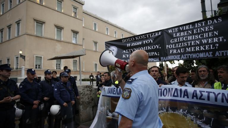 Ολοκληρώθηκε η διαμαρτυρία των ενστόλων στη Βουλή-Αποχώρησαν και από το γραφείο Χουλιαράκη
