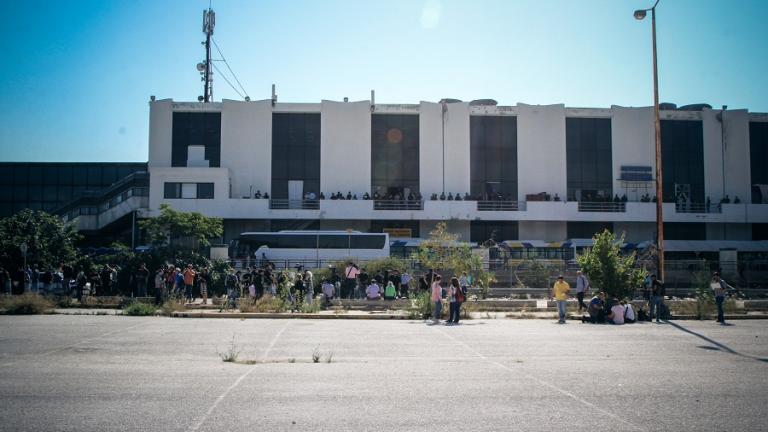 Ολοκληρώθηκε η επιχείρηση εκκένωσης-μεταφοράς προσφύγων στο Ελληνικό