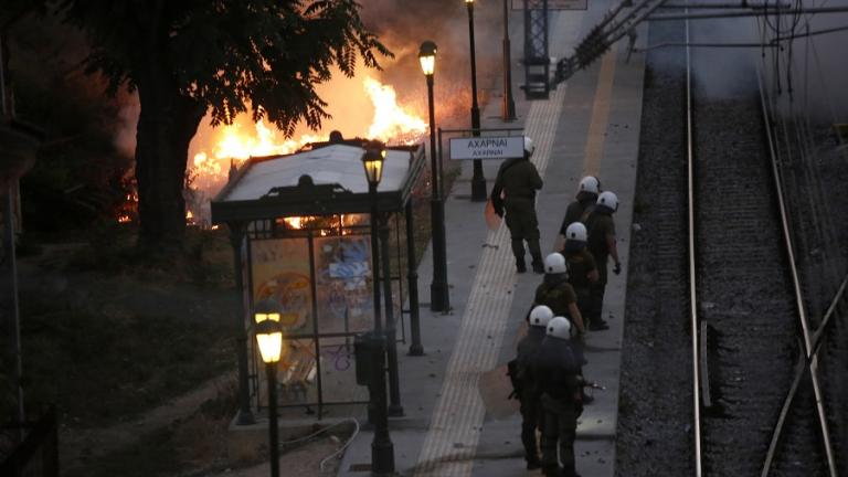 Νέα επεισόδια στο Μενίδι-Βροχή οι πέτρες και τα δακρυγόνα