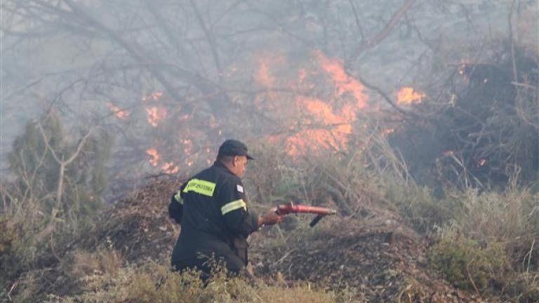 Περιορίστηκε η φωτιά στα Καλύβια-Παραμένουν δυνάμεις για τις μικροεστίες