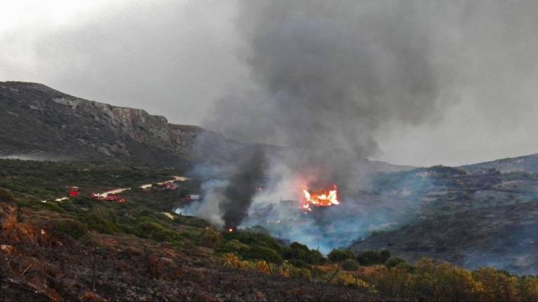 Ελέγχθηκε η μικρή αναζωπύρωση στα Κύθηρα-Μαίνεται η φωτιά στην Πάργα