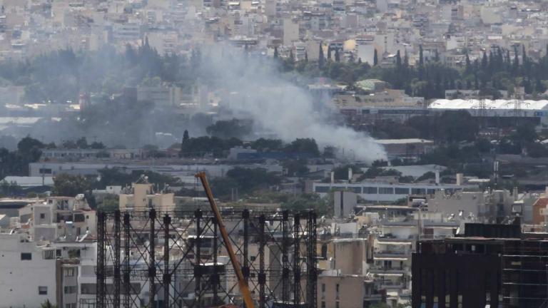 Υπό μερικό έλεγχο η φωτιά στο προαύλιο μεταφορικής εταιρείας στον Βοτανικό