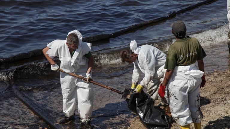 Συνεχίζονται και σήμερα οι εργασίες απορρύπανσης σε Σαλαμίνα, Πειραιά, Άγ. Κοσμά και Γλυφάδα μετά τη βύθιση του «Αγ. Ζώνη ΙΙ»