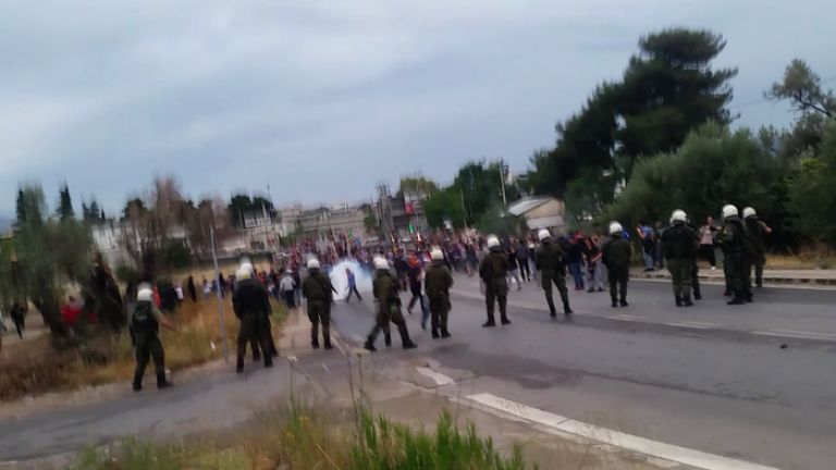 Μενίδι: Εξαγριωμένοι κάτοικοι - Φωτιές και καταστροφές σε σπίτια - Δείτε τις φωτογραφίες «ντοκουμέντο» (ΦΩΤΟ)