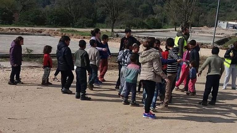 Πρόσφυγες απέκλεισαν την Εθνική οδό Ιωαννίνων-Αρτας: Πλημμύρισαν οι σκηνές τους