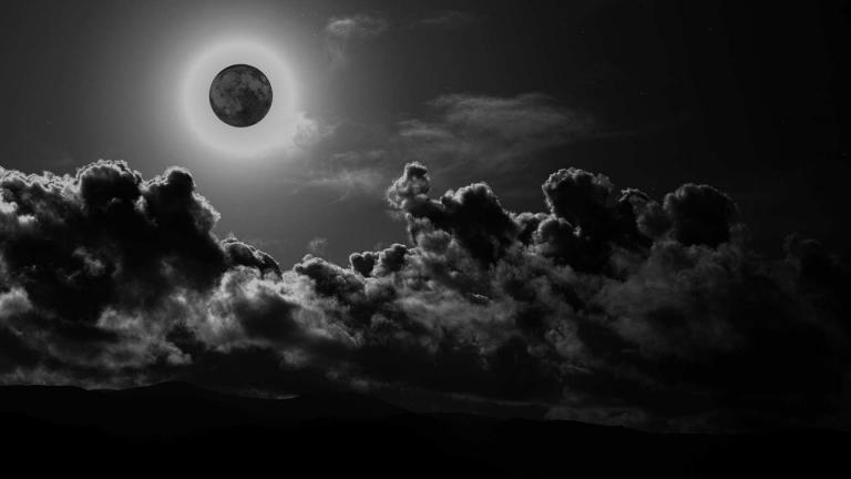 Την Παρασκευή η Σελήνη γίνεται το «Μαύρο Φεγγάρι»