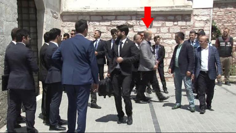 Πολιτικό θρίλερ στην Τουρκία-Σφαίρα στα πόδια του αντιπάλου του Ερντογάν (PHOTOS+VIDEO)