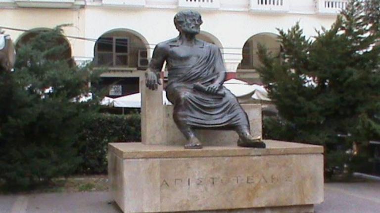 Βεβήλωσαν το άγαλμα του Αριστοτέλη στη Θεσσαλονίκη