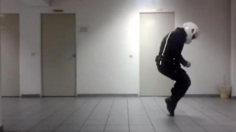 Τι ταλέντο! Αστυνομικός της ΔΙΑΣ χορεύει όπως ο Μάικλ Τζάκσον (ΒΙΝΤΕΟ) 