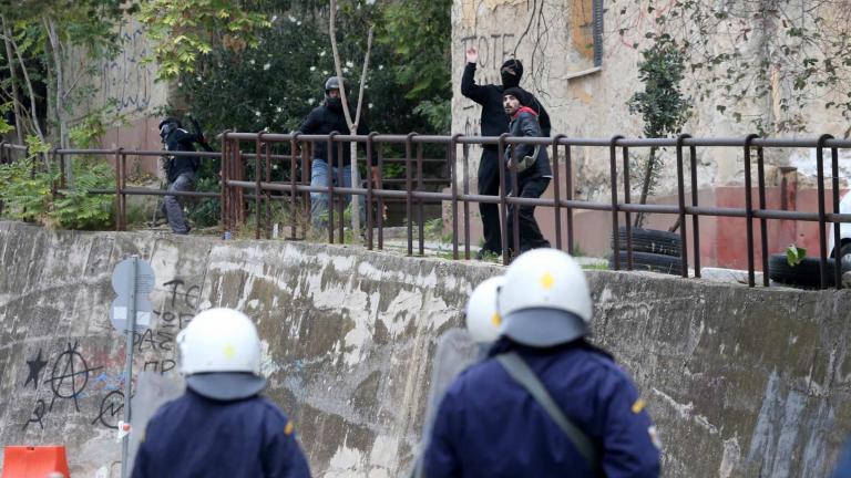 Πετροπόλεμος από αντιεξουσιαστές που ανέβηκαν στις τάρατσες των Προσφυγικών στην Λ.Αλεξάνδρας