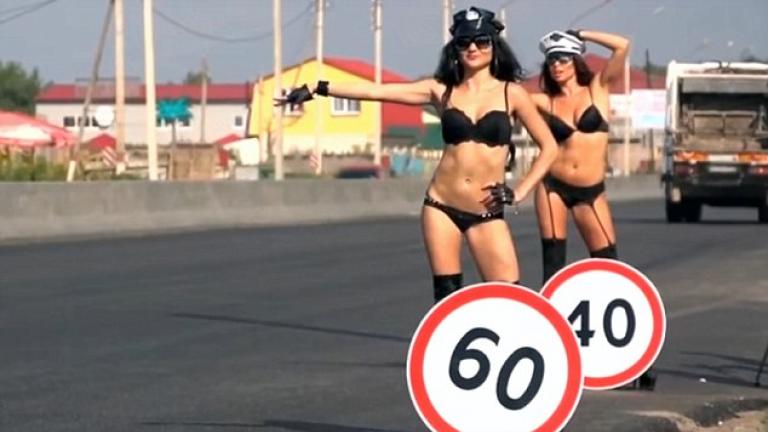 Ρωσία: Γυμνόστηθες κοπέλες στον δρόμο για να αποφευχθούν τα ατυχήματα! (BINTEO)