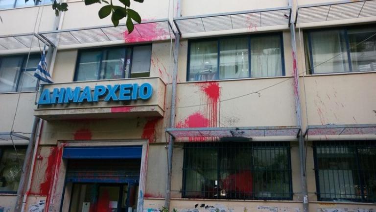 Επίθεση του Ρουβίκωνα με φθορές στο Δημαρχείο Ζωγράφου για την εργαζόμενη που πέθανε