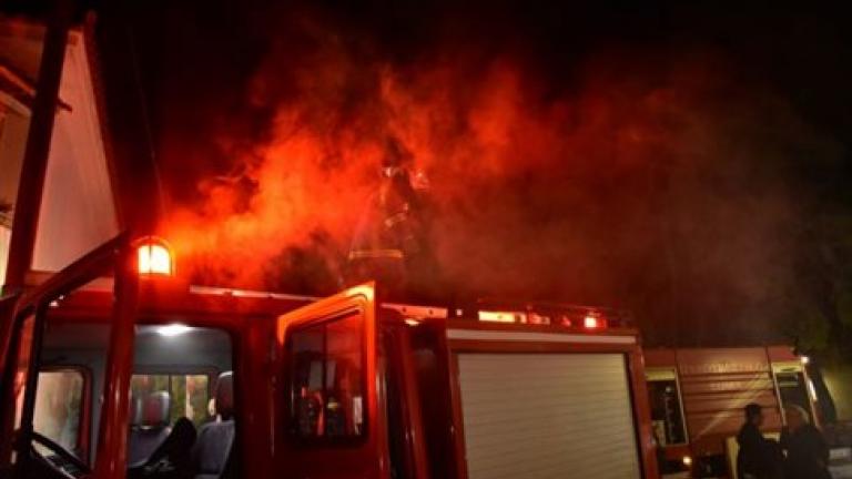 Υπό μερικό έλεγχο η φωτιά στην διώροφη μονοκατοικία στο Χαλάνδρι