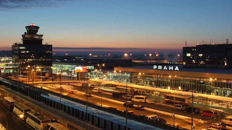 Αναγκαστική προσγείωση αεροπλάνου στην Πράγα έπειτα από απειλή για βόμβα-Κρατείται ύποπτος