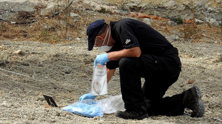 Ίχνη αποσύνθεσης στο χώμα γύρω από το δέντρο που φυτεύτηκε όταν εξαφανίστηκε ο Μπεν