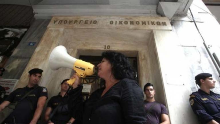 ΠΟΕΔΗΝ: «Στήνουν αντίσκηνα» - Ολονύκτια διαμαρτυρία στο υπουργείο Οικονομικών 
