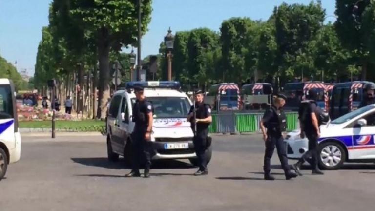 Γαλλία: Συναγερμός στα Ηλύσια Πεδία-Άγνωστος έπεσε με όχημα πάνω σε βαν της Αστυνομίας
