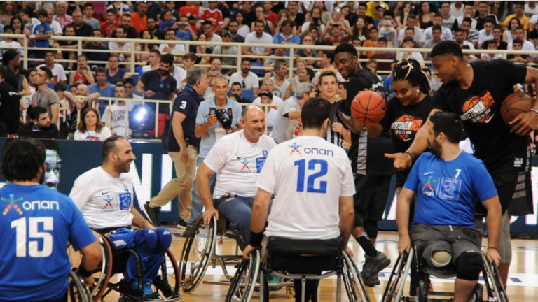 Αποθεώθηκαν στο AntetokounBros Event στο ΟΑΚΑ οι αθλητές μπάσκετ με αμαξίδιο της ΟΣΕΚΑ