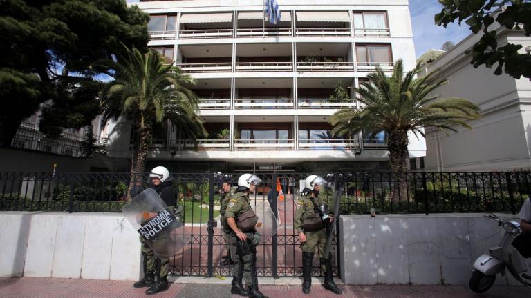 Ένταση και καπνογόνα από πυροσβέστες στο Υπουργείο Διοικητικής Μεταρρύθμισης 