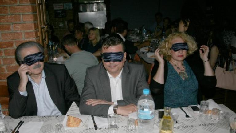 Ο Λαζόπουλος μιμείται τυφλούς και προκαλεί πανικό στη Λάρισα (ΦΩΤΟ)