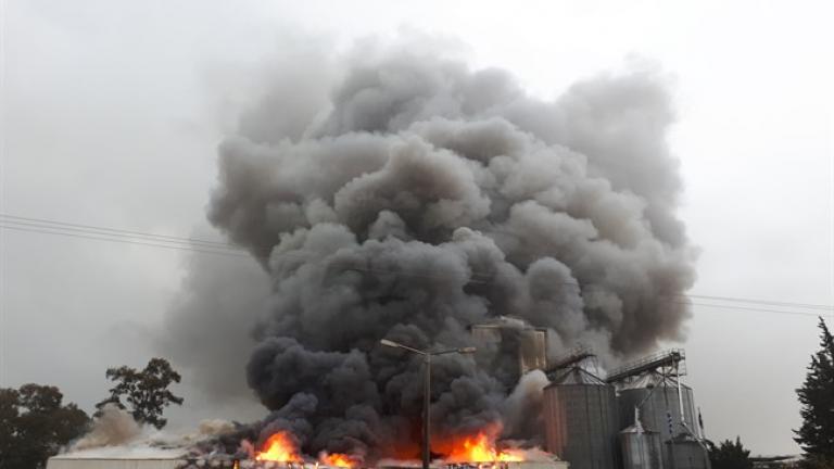 Κατέρρευσε από τη φωτιά η στέγη στο κτίριο παραγωγής ζωοτροφών της βιομηχανίας αλλαντικών “ΒΙΚΗ”
