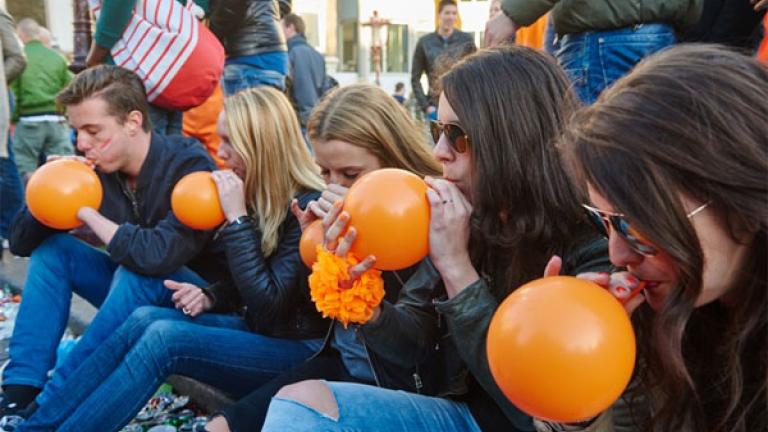 Τι είναι το επικίνδυνο αέριο γέλιου που μπορεί να σε στείλει στην εντατική