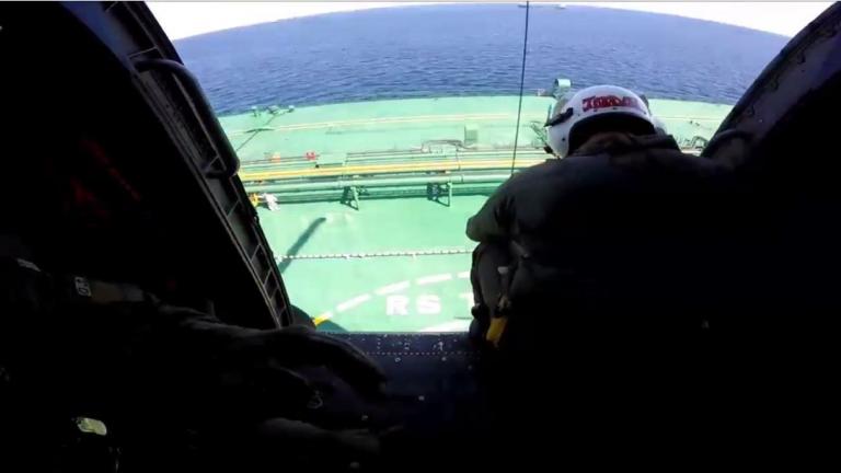 Αερομεταφορά τραυματία από δεξαμενόπλοιο με ελικόπτερο του Πολεμικού Ναυτικού
