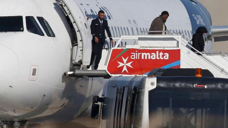 Αίσιο τέλος στη Μάλτα - Παραδόθηκαν οι αεροπειρατές 