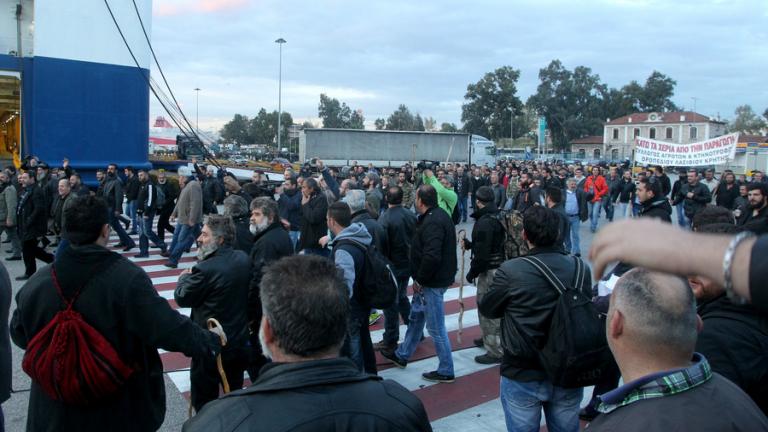 Στο λιμάνι του Πειραιά εκατοντάδες αγρότες από όλη την Κρήτη για το συλλαλητήριο στην πλατεία Βάθη