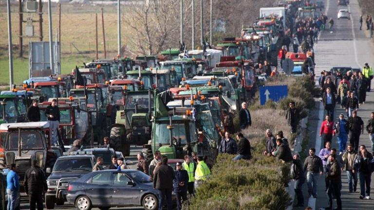 Αποχώρησαν οι αγρότες από τα μπλόκα της Νίκαιας και του Πλατυκάμπου