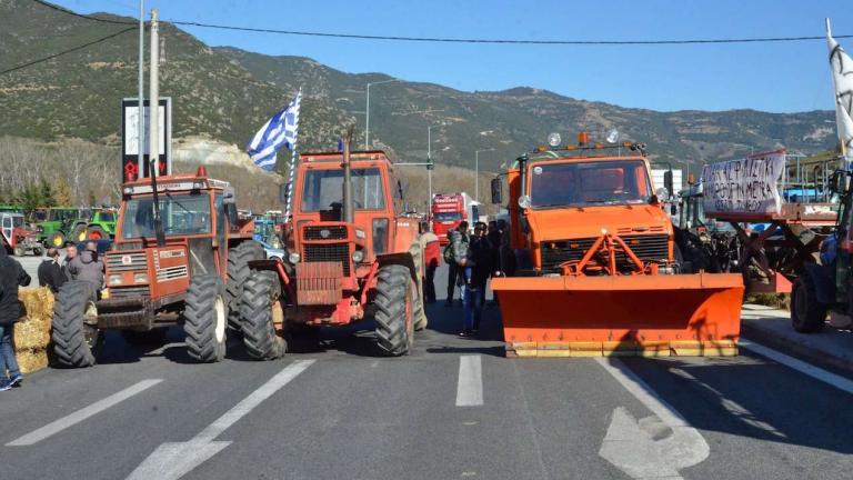 Κλειστή από αγρότες η νέα εθνική οδός Πατρών – Κορίνθου, στο ύψος του Αιγίου