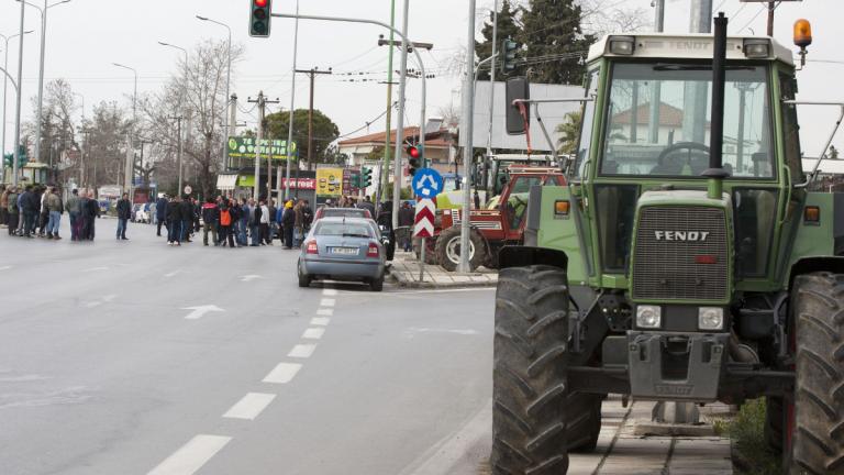 Στα μπλόκα τους και σε αναμονή συνάντησης με στελέχη της κυβέρνησης οι αγρότες της Κ. Μακεδονίας