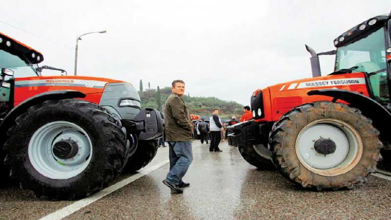 Για μία ώρα κατέλαβαν με τρακτέρ τη σιδηροδρομική γραμμή στην Ειδομένη, αγρότες της Κεντρικής Μακεδονίας