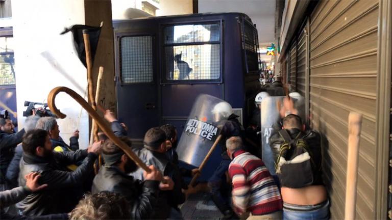 Συλλαλητήριο αγροτών της Κρήτης: Ενταση και χημικά έξω από το υπουργείο Αγροτικής Ανάπτυξης