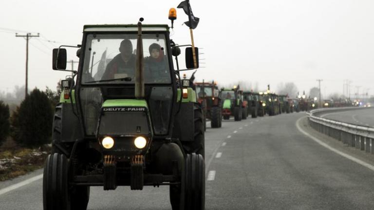 Κλειστή η εθνική οδός για Σέρρες ως τις 15.00 - «Θα πάμε Προμαχώνα, όσο και να προσπαθούν να μας σταματήσουν»