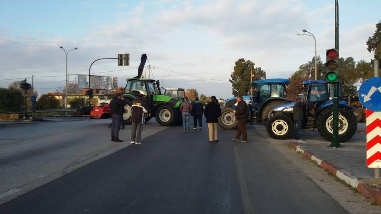 Πάτρα: Αγρότες της Ηλείας έκλεισαν την εθνική οδό Πατρών - Πύργου