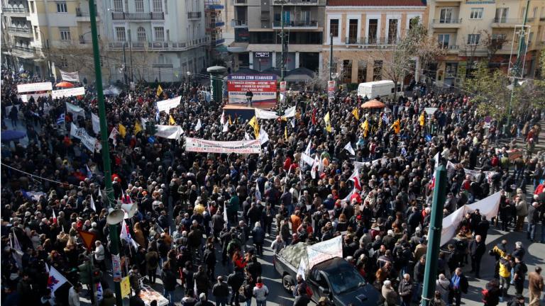  Πορεία προς τη Βουλή πραγματοποιούν αυτήν την ώρα οι αγρότες