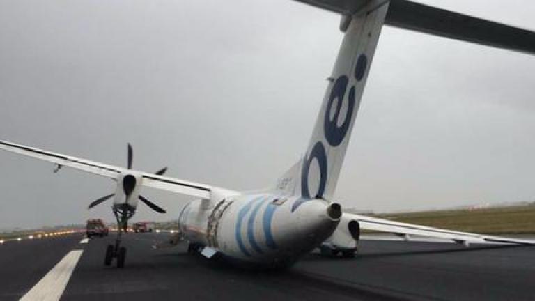 Οι 59 επιβάτες του αεροσκάφους που προσγειώθηκε με το φτερό, δεν έπαθαν το παραμικρό 