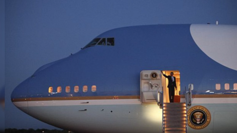 Το Air Force One είναι ένα ιπτάμενο έμβλημα εξουσίας, καθώς με αυτό ταξιδεύει ο πρόεδρος των ΗΠΑ. Τεράστιο, με αμυντικά συστήματα τελευταίας τεχνολογίας, μπορεί να αποτελέσει μία πλήρως λειτουργική «βάση» για τον ισχυρότερο ηγέτη στον κόσμο