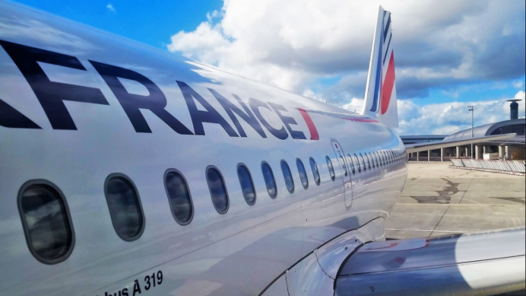 Η Air France βρέθηκε στο στόχαστρο επικρίσεων από χρήστες των ιστότοπων κοινωνικής δικτύωσης καθώς εφάρμοσε το διάταγμα Τραμπ