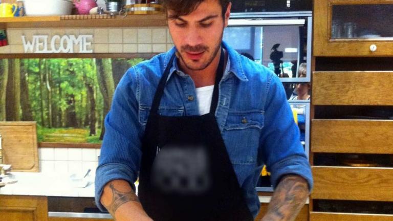 Ο Άκης Πετρετζίκης βάφει πασχαλινά αυγά με έναν... διαφορετικό τρόπο (ΦΩΤΟ)