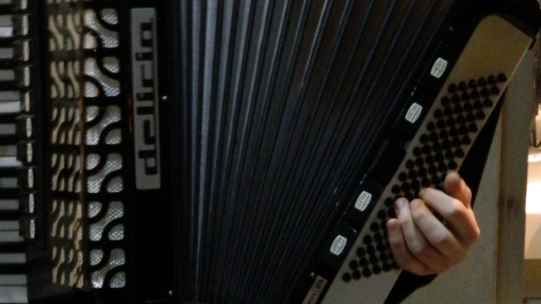 Πατέρας έδερνε τα τρία του παιδιά και την μάνα τους για να επαιτούν