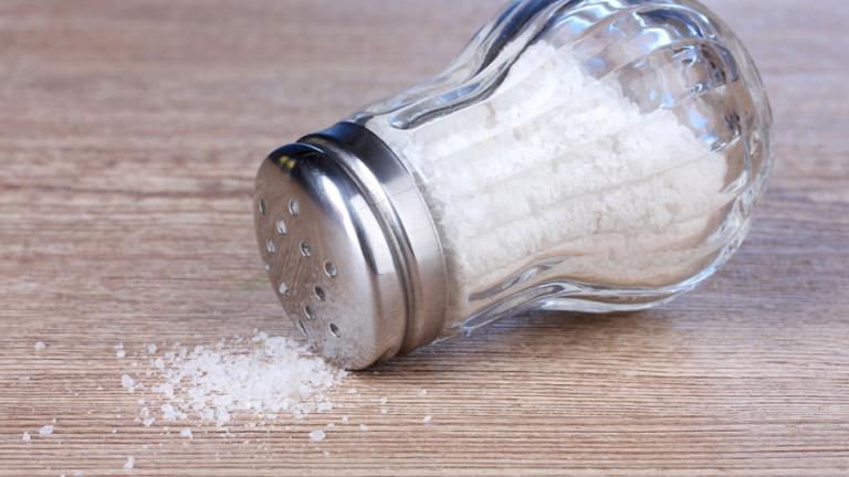 Τρία σημάδια του σώματος ότι πρέπει να μειώσετε το αλάτι