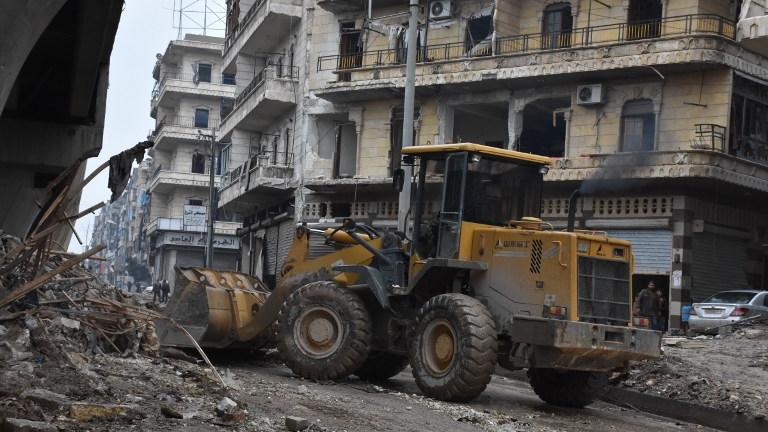 Η πολιορκία της μαρτυρικής πόλης έληξε στις 22 Δεκεμβρίου-Το πληγωμένο Χαλέπι προσπαθεί να ξαναβρεί την χαμένη του ζωή μέσα από τόνους ερειπίων (ΣΥΓΚΛΟΝΙΣΤΙΚΕΣ ΦΩΤΟΓΡΑΦΙΕΣ)
