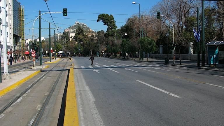 Κλειστή η Λεωφόρος Αμαλίας λόγω φωτιάς σε διερχόμενο αυτοκίνητο