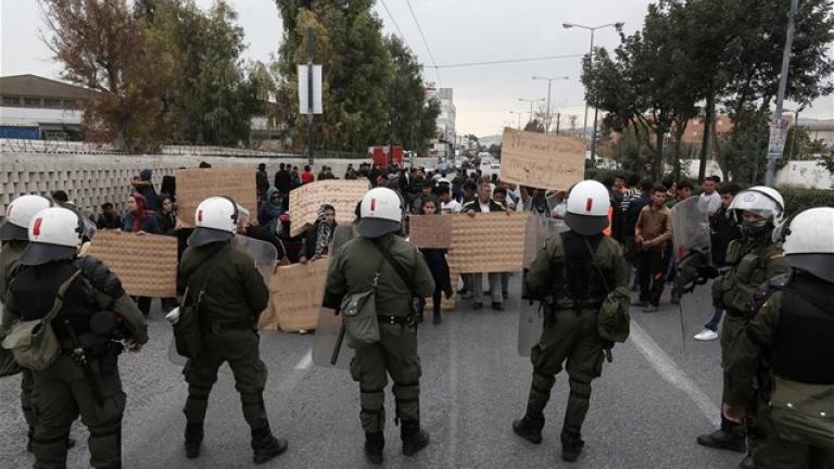 Σταμάτησαν την  πορεία των  μεταναστών προς την πλατεία Βικτωρίας