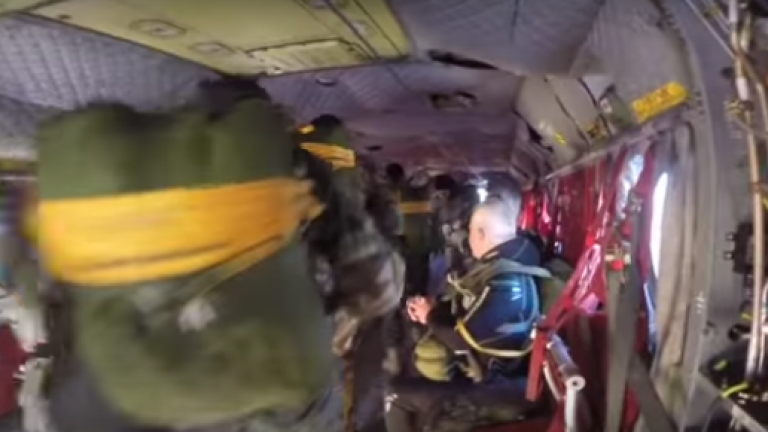 Οι βατραχάνθρωποι της ΔΥΚ είχαν σήμερα επικεφαλής σε άσκησή τους τον ίδιο τον Α/ΓΕΕΘΑ Ναύαρχο Βαγγέλη Αποστολάκη.Ο Α/ΓΕΕΘΑ συμμετείχε στην άσκηση “ΙΑΠΕΤΟΣ 11-2016’’, η οποία εντάσσεται στο ετήσιο πρόγραμμα της επιχειρησιακής εκπαίδευσης της Διοίκησης Υποβρύχιων Καταστροφών (ΔΥΚ)