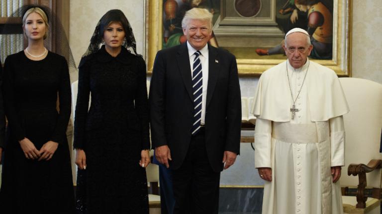 Δύο «χήρες» και ένας «κλόουν»: Τα... παρατράγουδα της συνάντησης του Τραμπ με τον Πάπα (ΦΩΤΟ+ΒΙΝΤΕΟ)