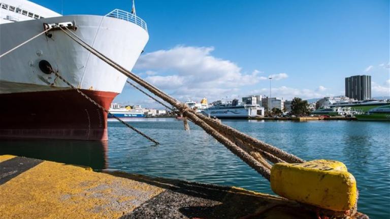 Συνεχίζεται η απεργία των εργαζομένων στα λιμάνια του Πειραιά και της Θεσσαλονίκης